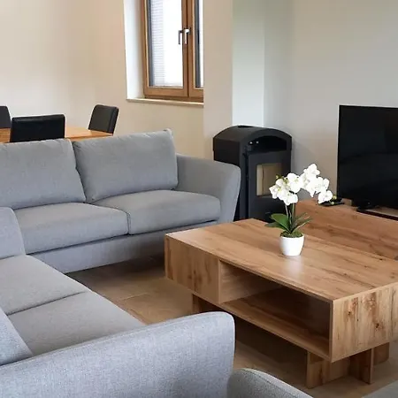 Near Ljubljana, Sleeps 8, Free Parking Daire *