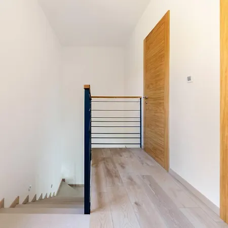 아파트 Near Ljubljana, Sleeps 8, Free Parking *