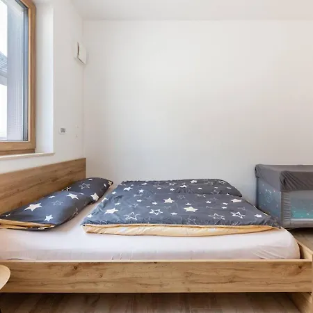 Near Ljubljana, Sleeps 8, Free Parking Daire *