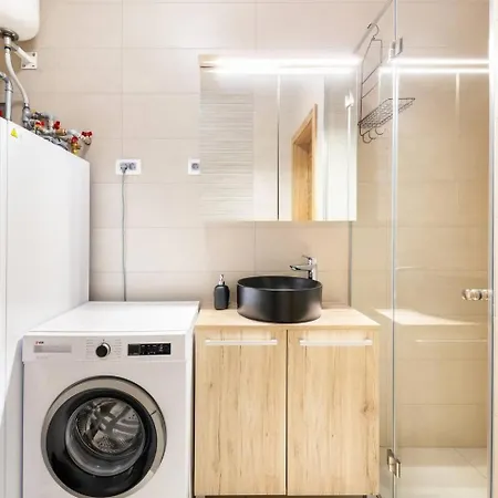 Near Ljubljana, Sleeps 10, Free Parking Apartmán