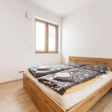 Near Ljubljana, Sleeps 10, Free Parking Apartmán