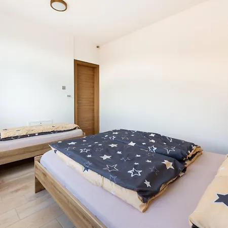 Near Ljubljana, Sleeps 8, Free Parking *