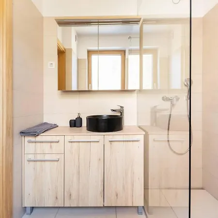 Near Ljubljana, Sleeps 10, Free Parking * Škofljica