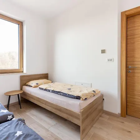 Апартаменты Near Ljubljana, Sleeps 8, Free Parking