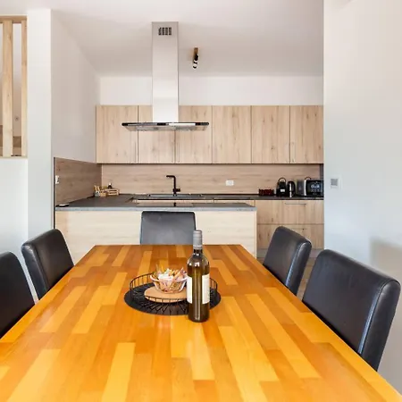 Near Ljubljana, Sleeps 8, Free Parking Daire *