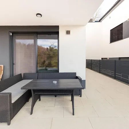 Near Ljubljana, Sleeps 10, Free Parking Apartmán