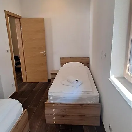 Near Ljubljana, Sleeps 10, Free Parking Apartmán