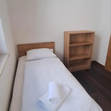 Near Ljubljana, Sleeps 10, Free Parking Apartmán