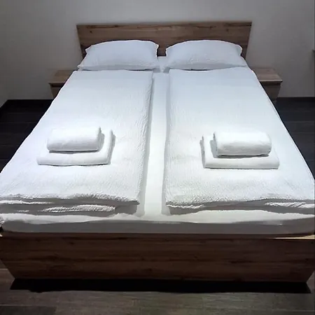 Near Ljubljana, Sleeps 10, Free Parking Apartmán *