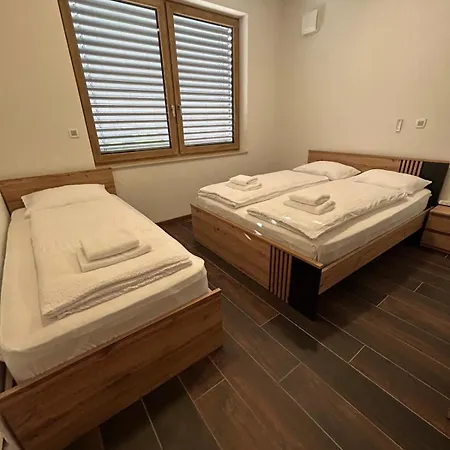 Near Ljubljana, Sleeps 10, Free Parking Apartmán *