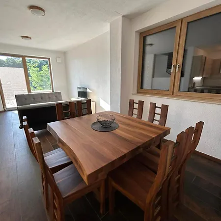 Near Ljubljana, Sleeps 10, Free Parking Apartmán